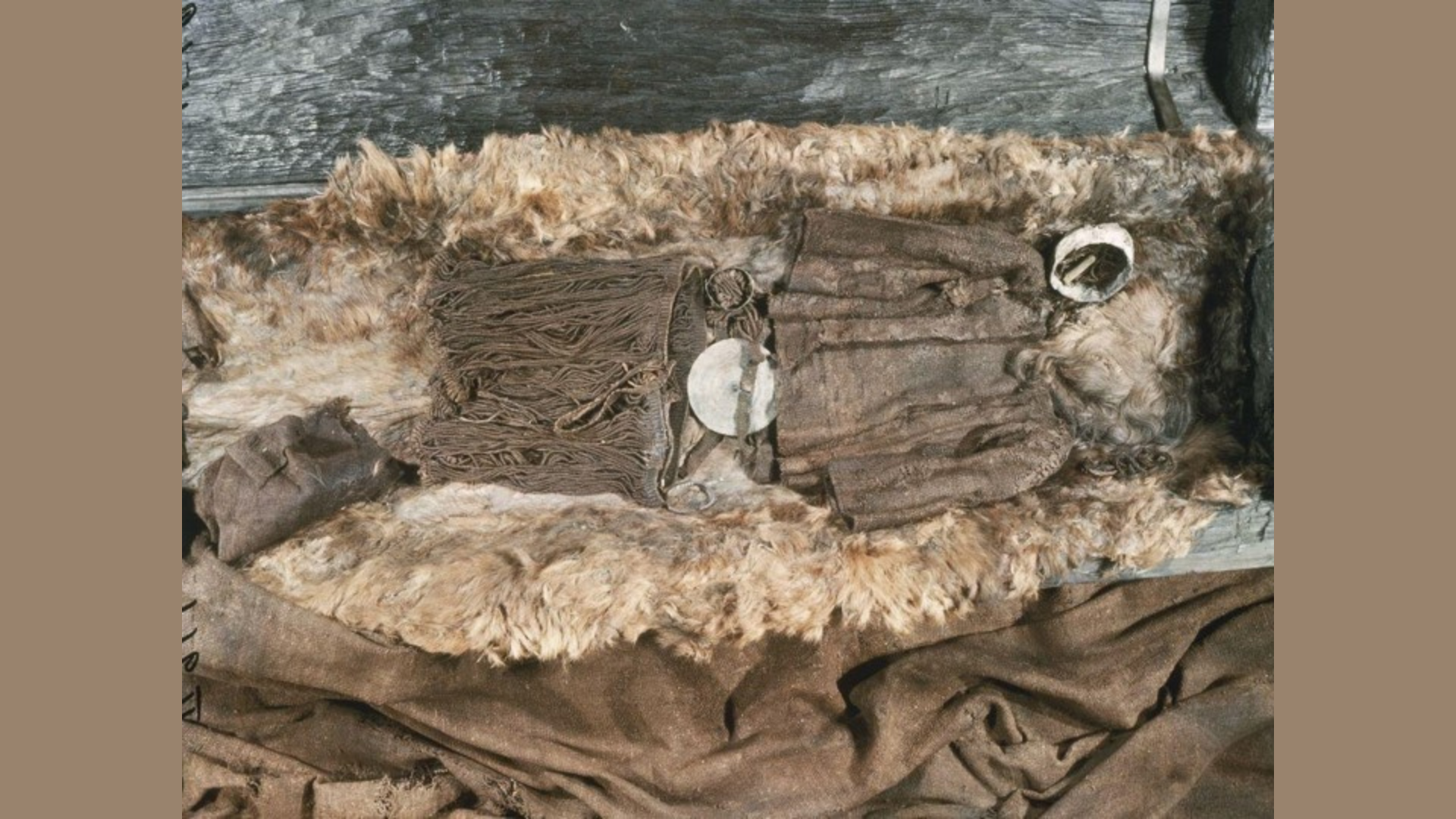 La sepoltura della ragazza di Egteved (1370 a.C):  Museo Nazionale Danese di Copenhagen